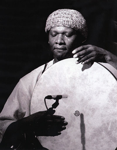 Maison hantée: la chambre 3 ( William Parker: Guembri / Hamid Drake: frame drum/ Voix Stéphane Gombert )